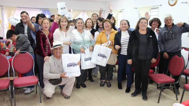 Adultos mayores aprenden a ahorrar energía en Alto Hospicio