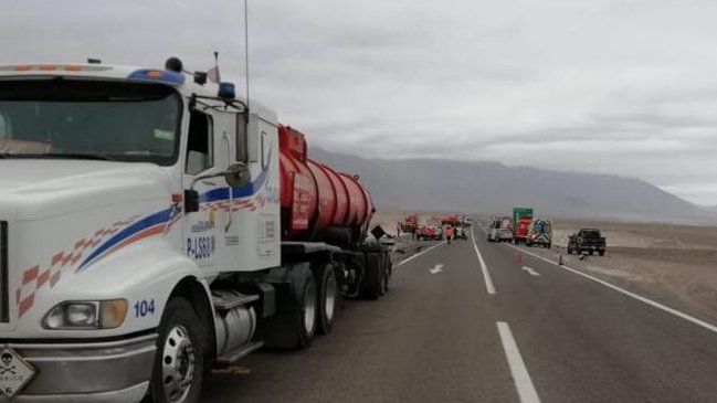 Mejillones: Un muerto tras choque frontal entre un camión y un vehículo menor