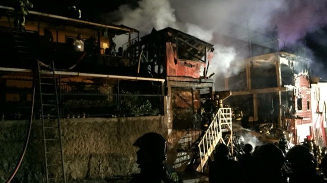 Valparaíso: Seis casas destruidas y 30 damnificados deja incendio en cerro Las Cañas