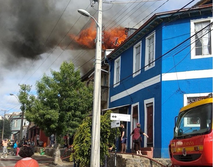 Incendio afecta a dos viviendas del cerro Barón de Valparaíso