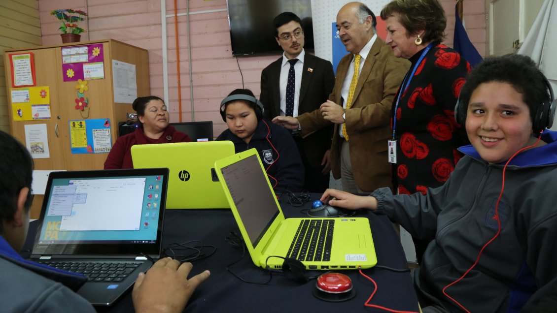 Biobío: Estudiantes con capacidades diferentes recibieron computador con periféricos adaptados