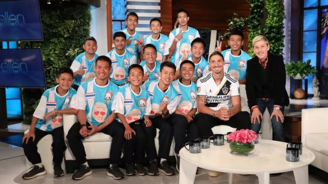 Zlatan sorprendió a los niños rescatados de una cueva en Tailandia