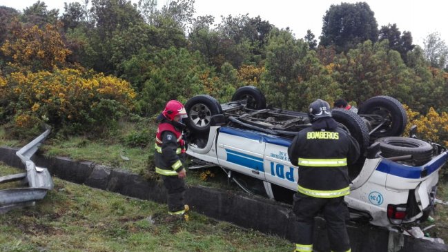Carro policíal volcó en la Carretera Austral cerca de Puerto Montt