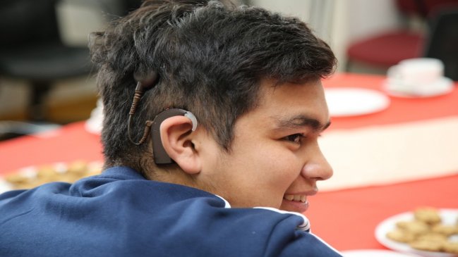 Joven de Concepción fue el primer beneficiado con implante coclear a través de la Ley Ricarte Soto