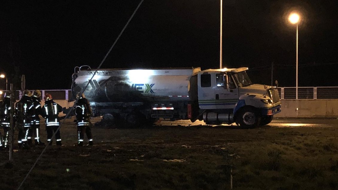 Camión cargado con combustible se incendió y provocó corte de tránsito cerca de Calbuco