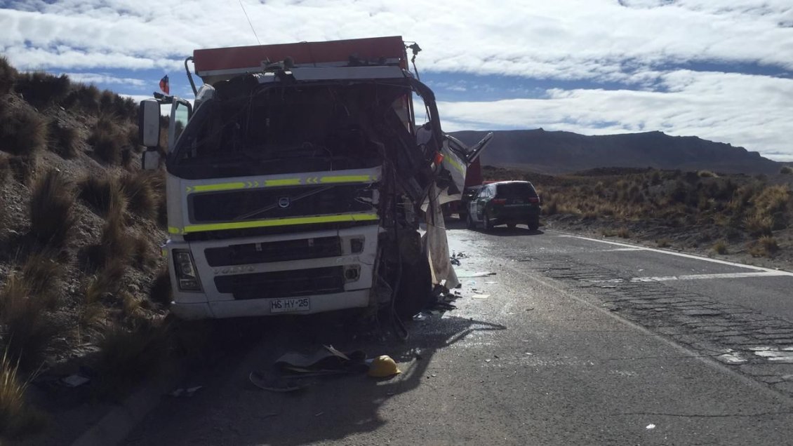Un conductor herido dejó choque de dos camiones en Parinacota