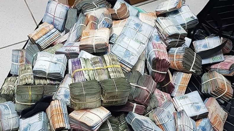 Mujer pide que le den millonario hallazgo que encontró en una maleta