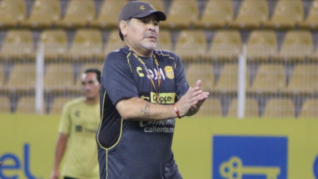  Maradona causa preocupación por evidentes problemas de movilidad  