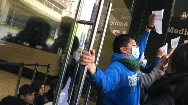 Estudiantes se encadenaron al Ministerio del Medio Ambiente por contaminación en Quintero
