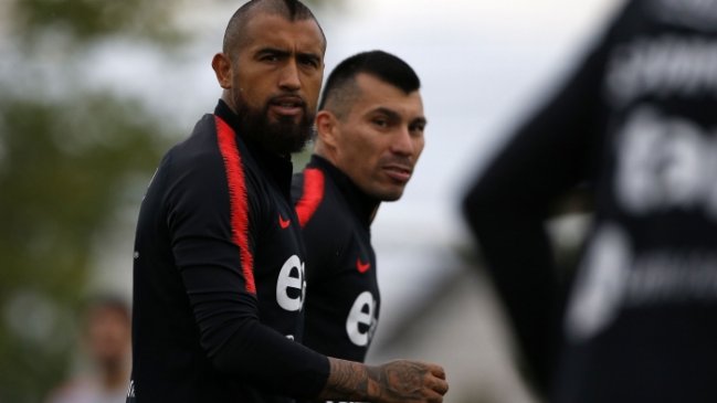Arturo Vidal y Gary Medel publicaron un tuit idéntico
