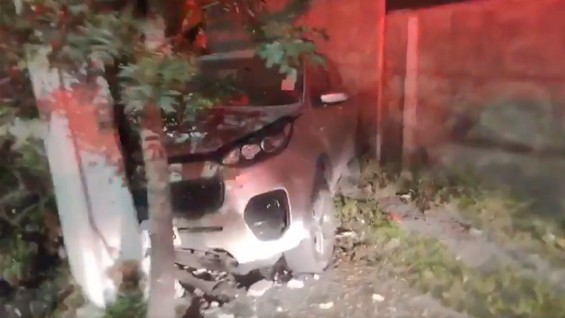 Persecución policial terminó en choque con árbol y poste