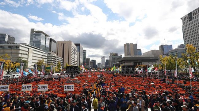 Unos 60 mil taxistas realizan huelga en Seúl contra el 