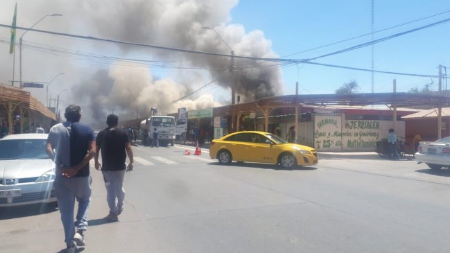 Incendio destruyó cuatro locales comerciales en el centro de Pozo Almonte