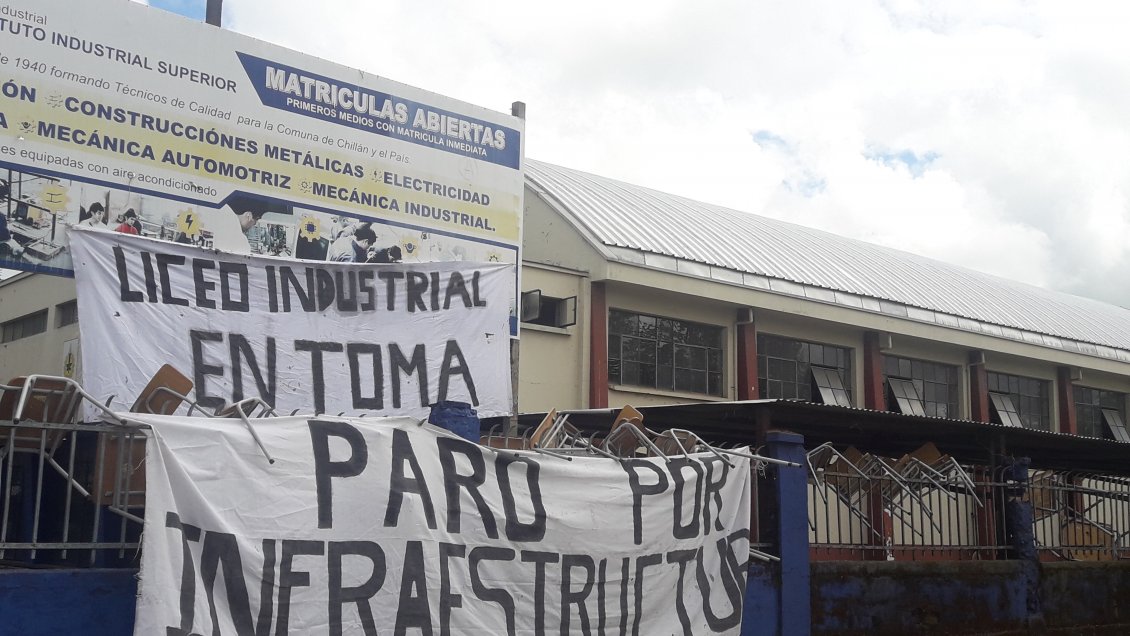 Estudiantes se tomaron liceo en Chillán: Exigen su reconstrucción a ocho años del terremoto