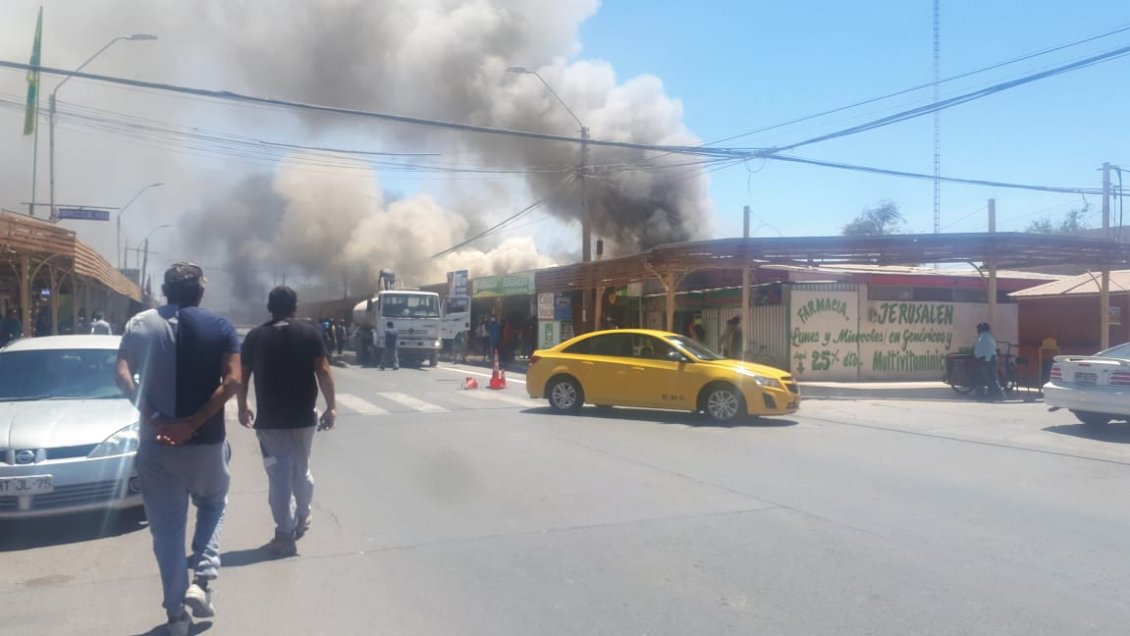 Incendio destruyó cuatro locales comerciales en el centro de Pozo Almonte