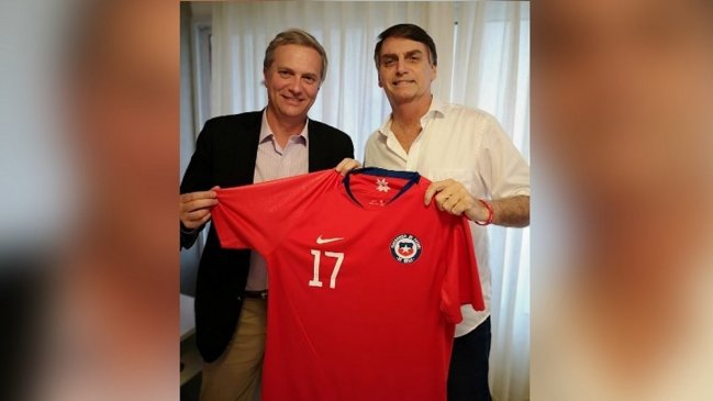  Kast regaló a Bolsonaro la camiseta de Gary Medel  