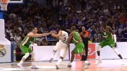 Jugador de Real Madrid desafió lo imposible para anotar un punto en un partido de baloncesto