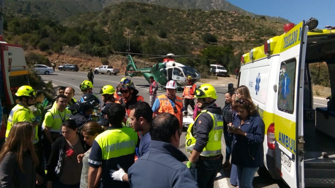 Bus con 45 pasajeros volcó en la Cuesta la Dormida