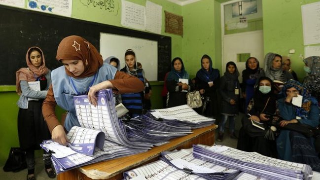  Afganos vuelven a las urnas tras violenta jornada electoral  