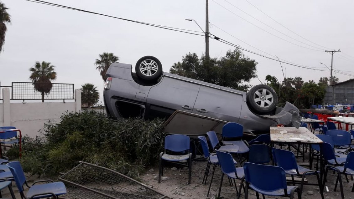 Arica: Conductor perdió el control de su vehículo y terminó al interior de la UTA