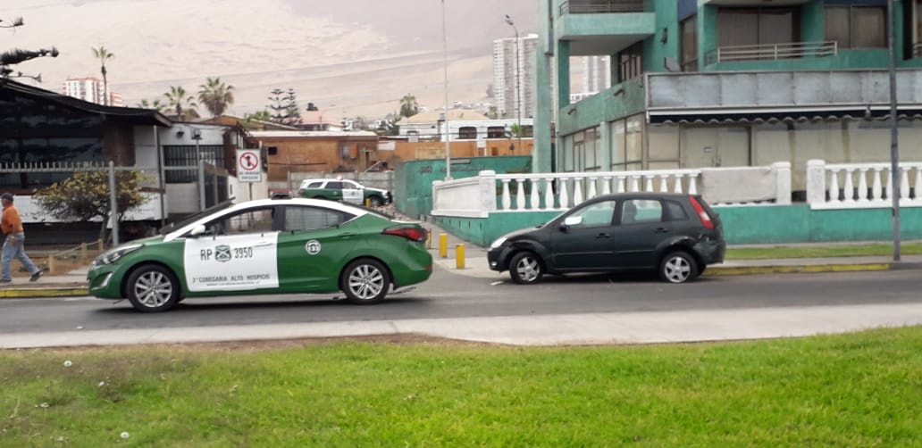 Iquique: Patrulla de Carabineros perdió el control y chocó a un auto estacionado
