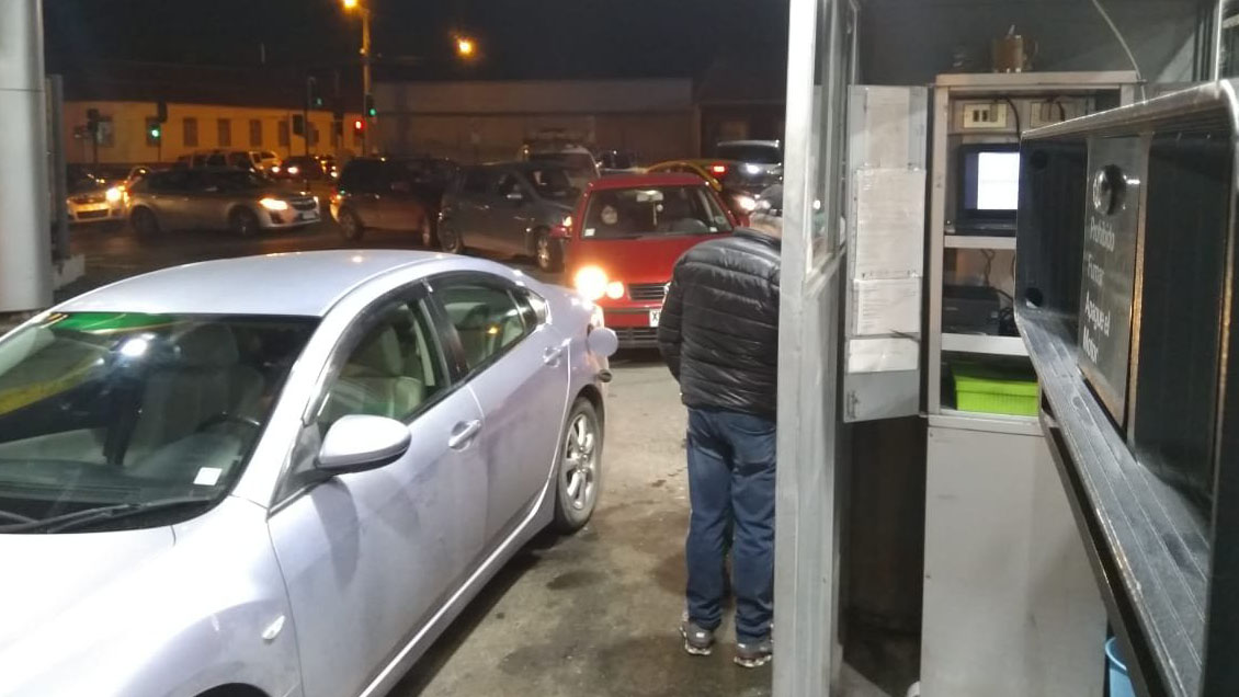 Magallanes: Automovilistas colapsan bencineras en medio del bloqueo de camioneros