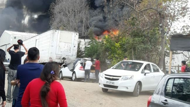 Incendio destruyó una fábrica de muebles en la comuna de La Pintana