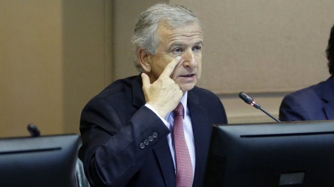 Ministro Larraín confirmó baja en precios de combustibles para esta semana