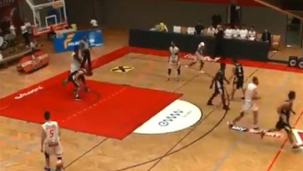 Cobarde agresión en el baloncesto austríaco: Golpeó a un rival que se lució con una clavada