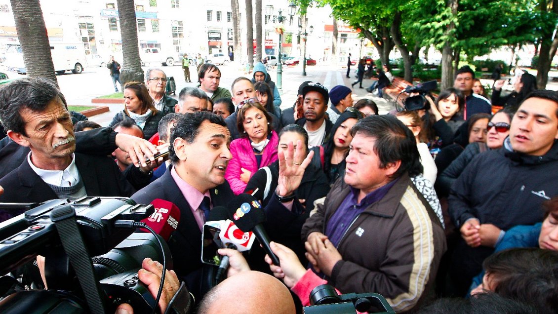 Un centenar de comerciantes ambulantes protestó en la Plaza de Armas de Curicó