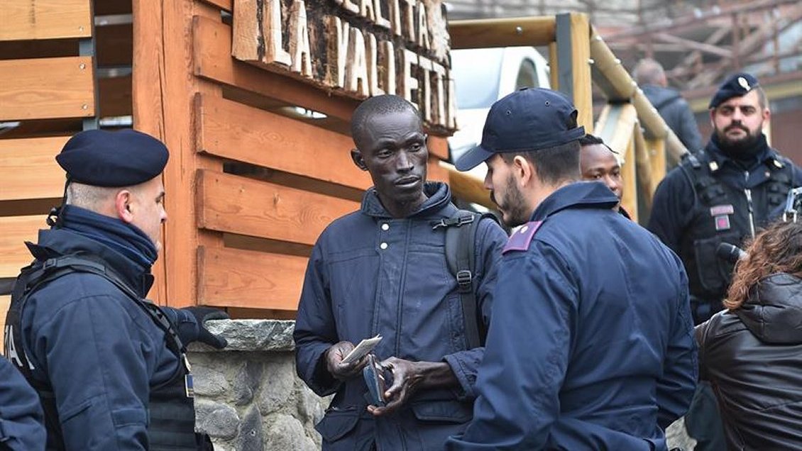 Policía francesa evacuó un campamento de 1.800 inmigrantes junto a Dunkerque