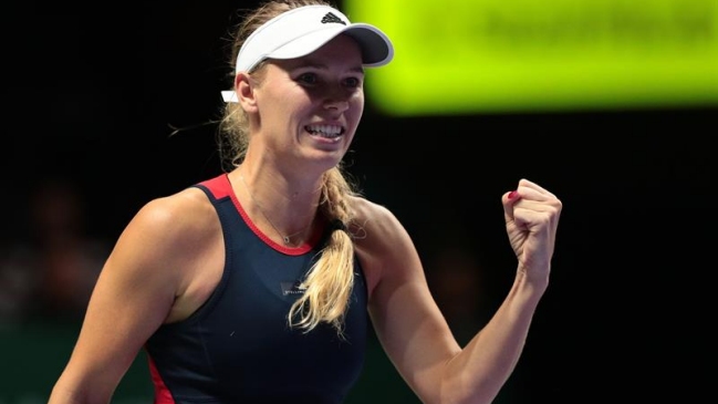 Caroline Wozniacki venció a Petra Kvitova y mantuvo su opción en Singapur