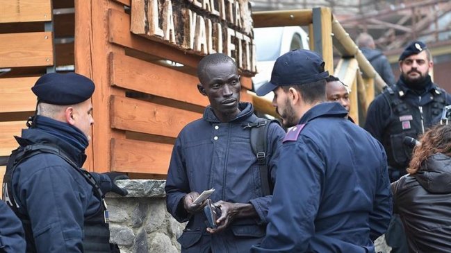 Policía francesa evacuó un campamento de 1.800 inmigrantes junto a Dunkerque