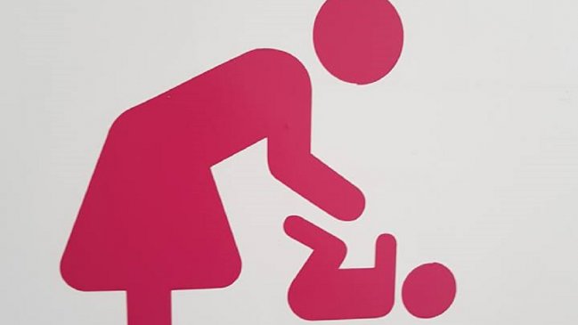 El reclamo de un chileno que no pudo mudar a su hijo en un baño público y se volvió viral