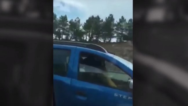 Investigan a pareja que tuvo sexo en un auto en movimiento