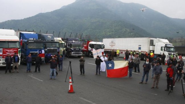 Camioneros de Chile se reunirán el viernes para analizar alzas de combustibles