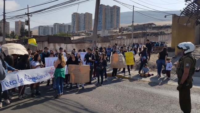 Apoderados bloquearon acceso a Iquique por fugas de gas en colegio de sus hijos