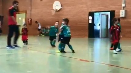 Pequeño futbolista se sumó al abrazo del equipo rival luego de un gol