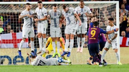 La efectiva y poco convencional técnica que usó jugador de Inter para tapar tiro libre a Luis Suárez