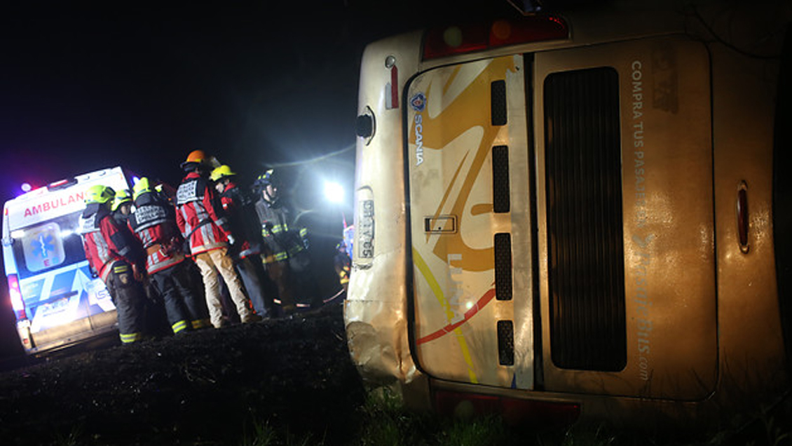 Volcamiento de bus deja dos lesionados leves en Ñuble