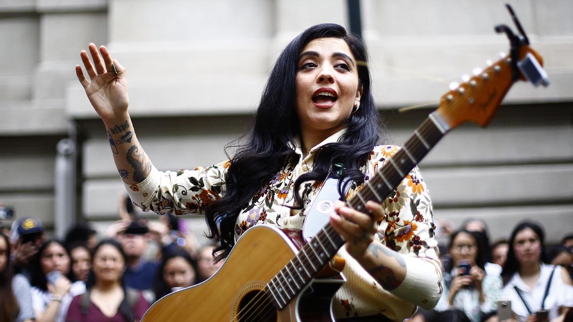 Mon Laferte hizo tocata sorpresa en Santiago