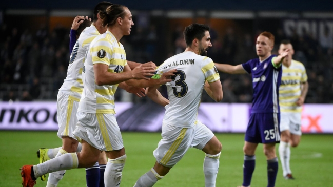 Fenerbahce de Isla reaccionó para salvar un empate en su visita a Anderlecht