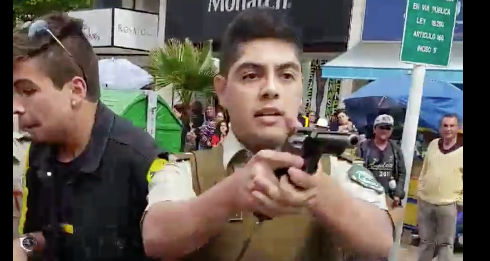 Carabineros inició investigación por policía que apuntó su arma a vendedores ambulantes