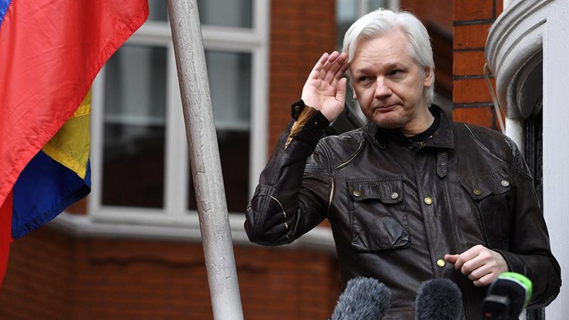 Ecuador planteó a Assange entregarse a la Justicia o seguir sus protocolos