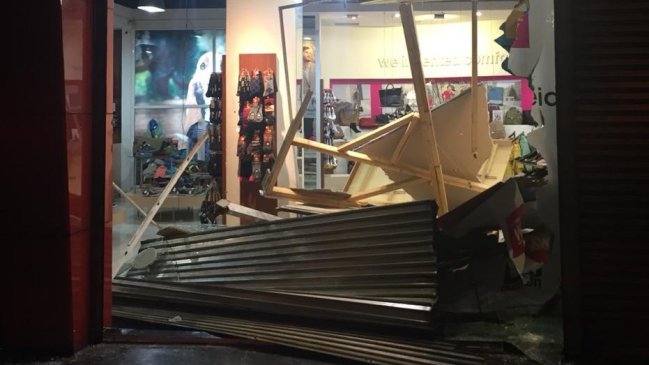 Valparaíso: Carabineros investiga alunizaje y robo a tienda de ropa