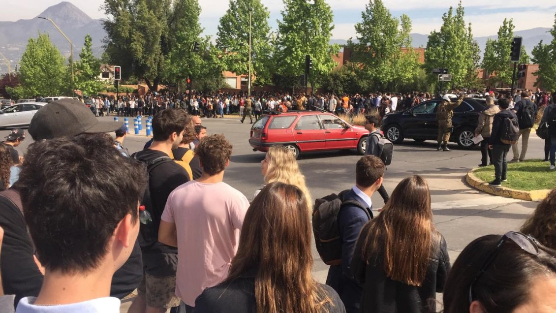 Aviso de bomba provocó masiva evacuación en Universidad del Desarrollo