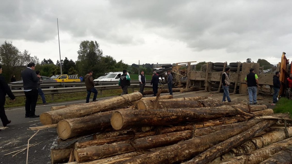 Choque frontal en la Ruta 5 Sur: Hombre murió y el tránsito está suspendido