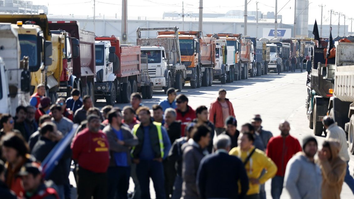 Camioneros estacionarán sus máquinas en la berma si no se solucionan alzas del combustible