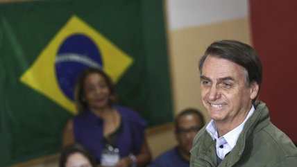   En silencio y visiblemente confiado, Jair Bolsonaro fue el primero de los candidatos en votar 