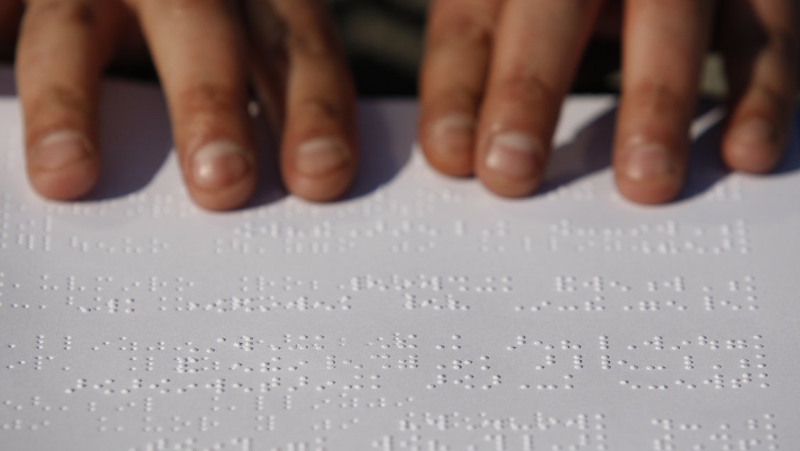 Fallo: Mineduc debe entregar libros especiales a alumnos con discapacidad visual